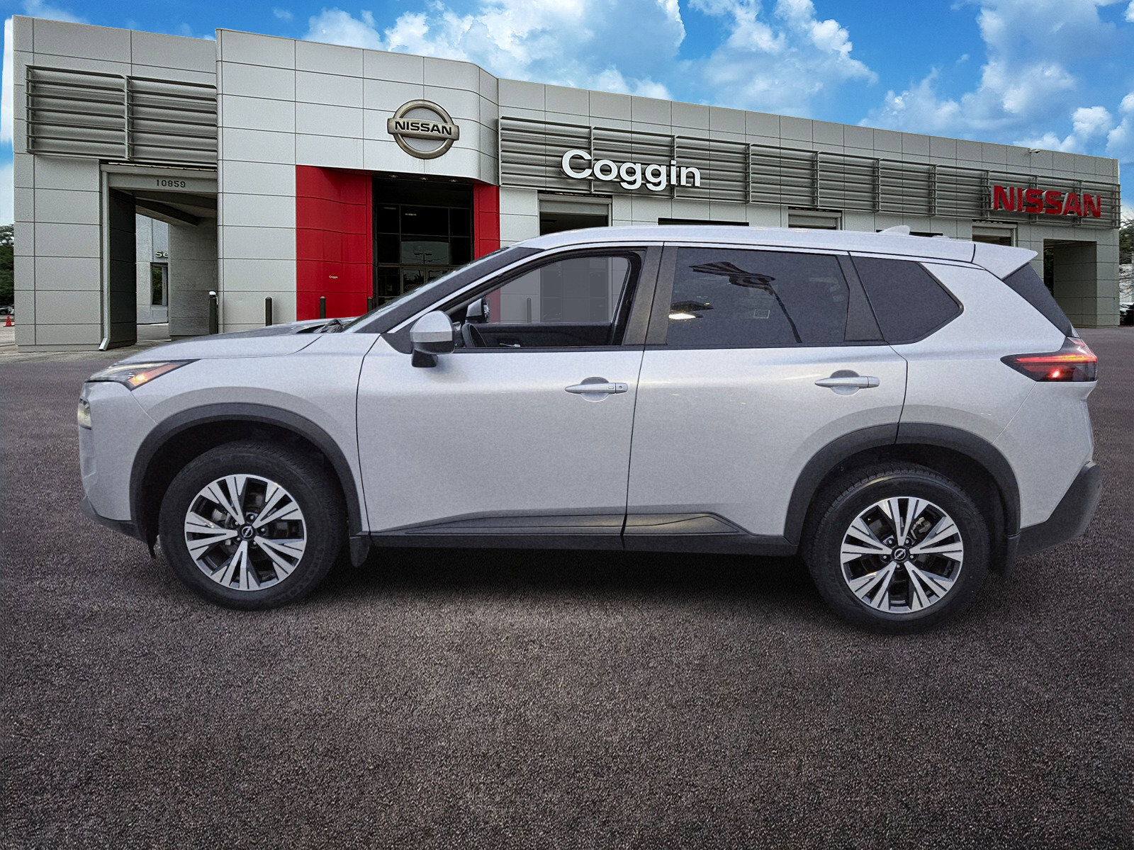 Used 2023 Nissan Rogue SV image 3