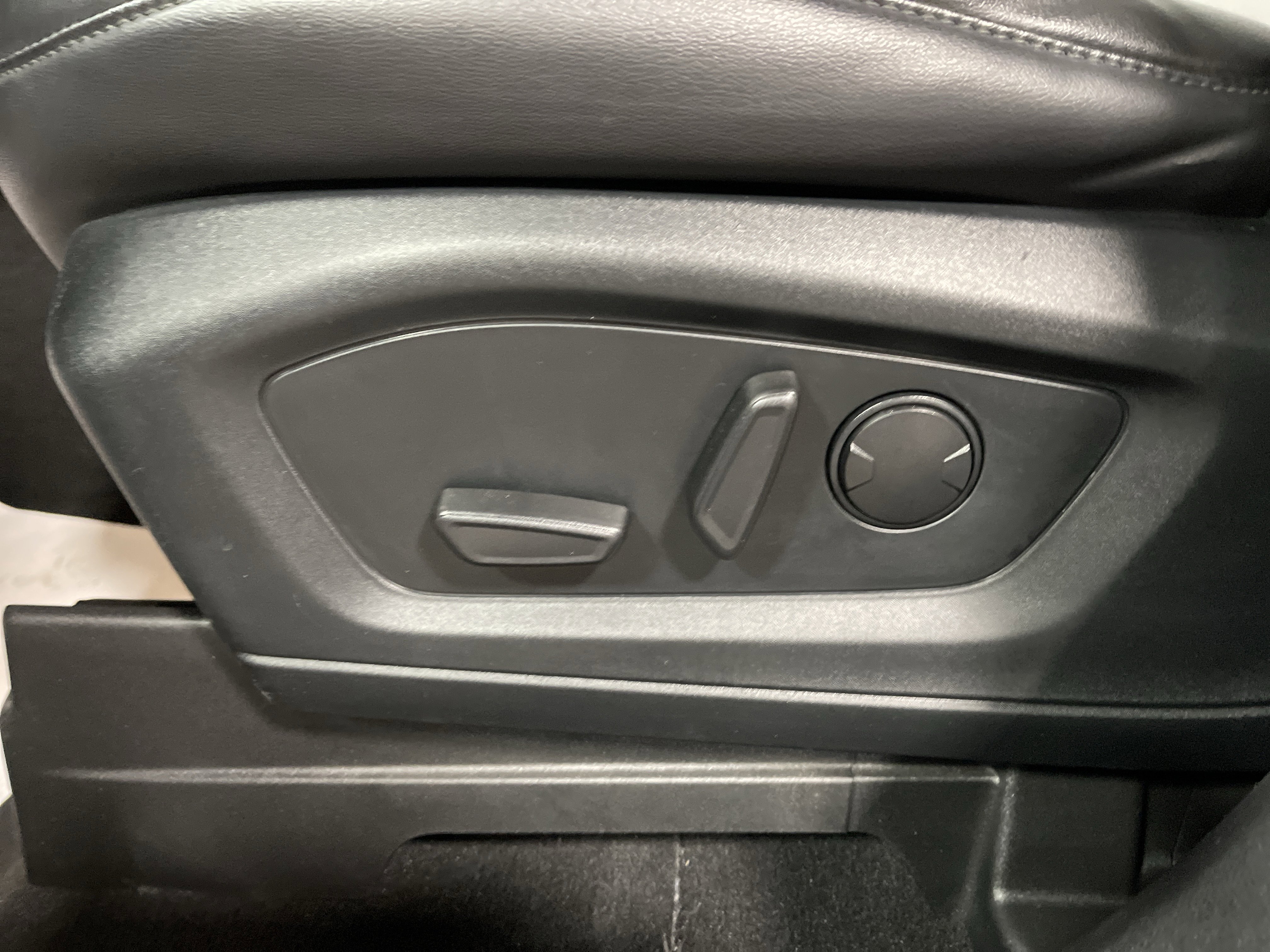 Used 2022 Ford Explorer XLT w/ Equipment Group 202A image 10