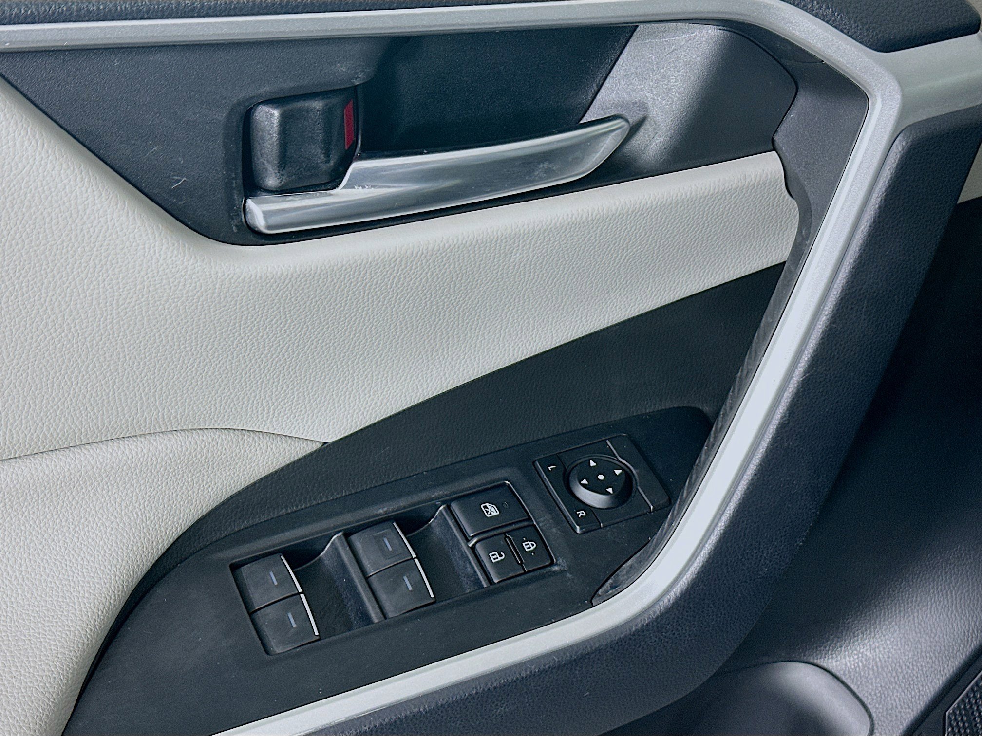 Used 2023 Toyota RAV4 XLE Premium image 14