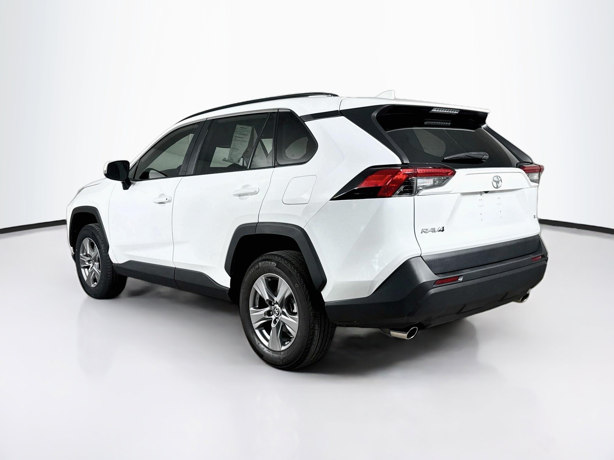 Used 2022 Toyota RAV4 XLE w/ Convenience Package FWD image 30