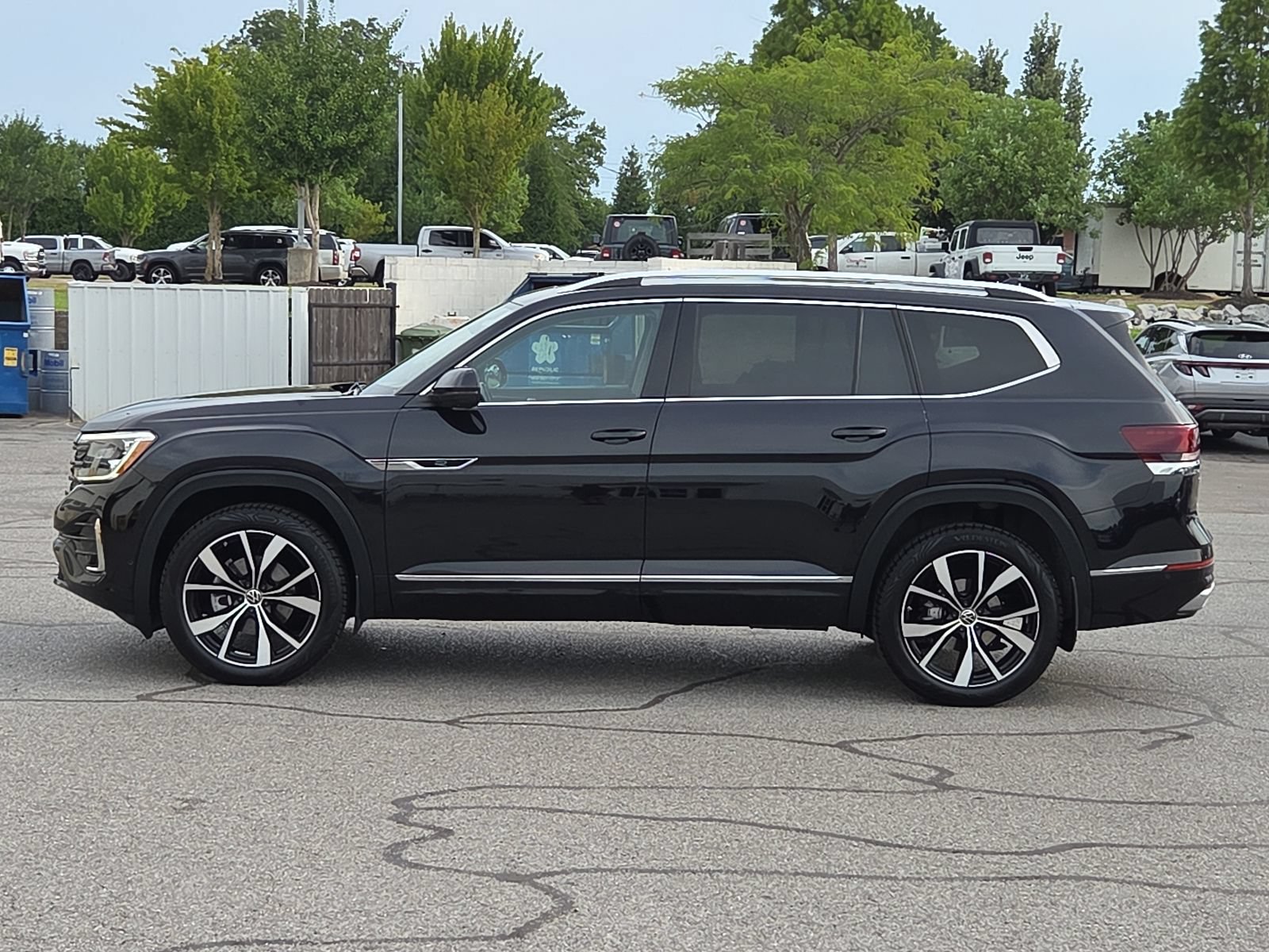 Used 2025 Volkswagen Atlas SEL Premium R-Line AWD/4WD image 2