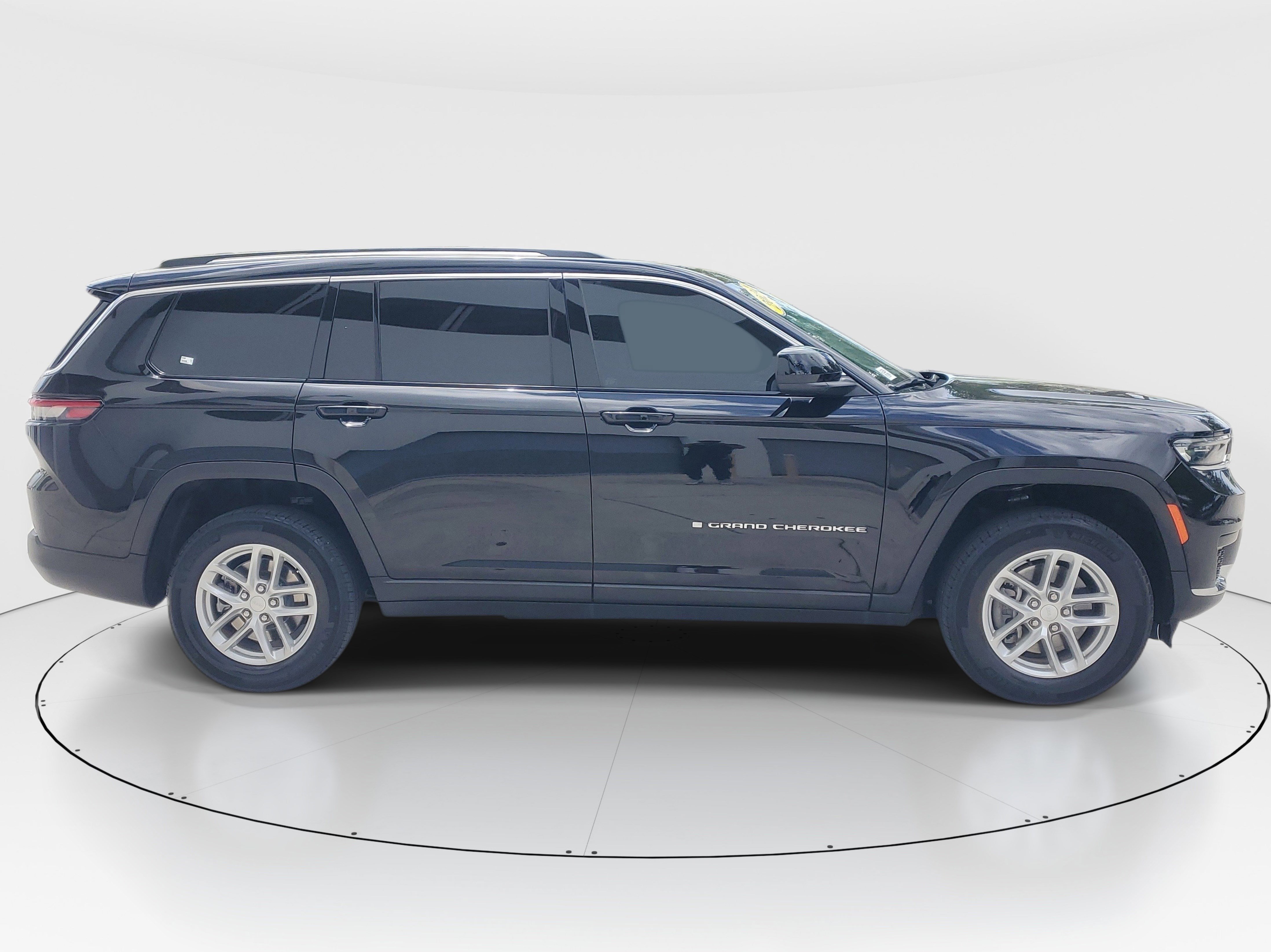Used 2024 Jeep Grand Cherokee L Laredo RWD image 2