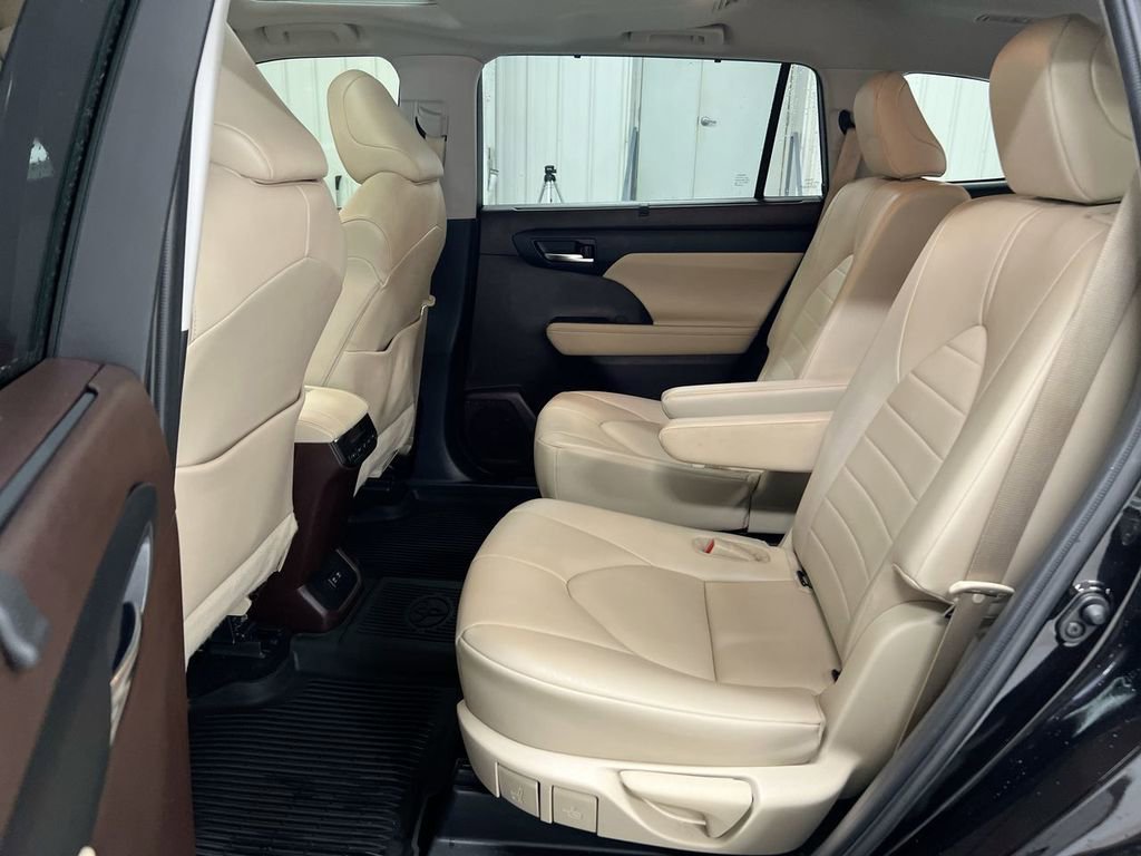Used 2021 Toyota Highlander XLE image 24