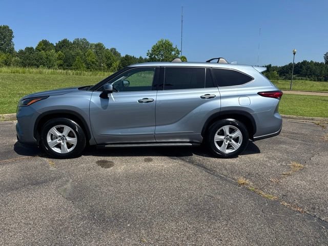 Used 2021 Toyota Highlander LE FWD image 6