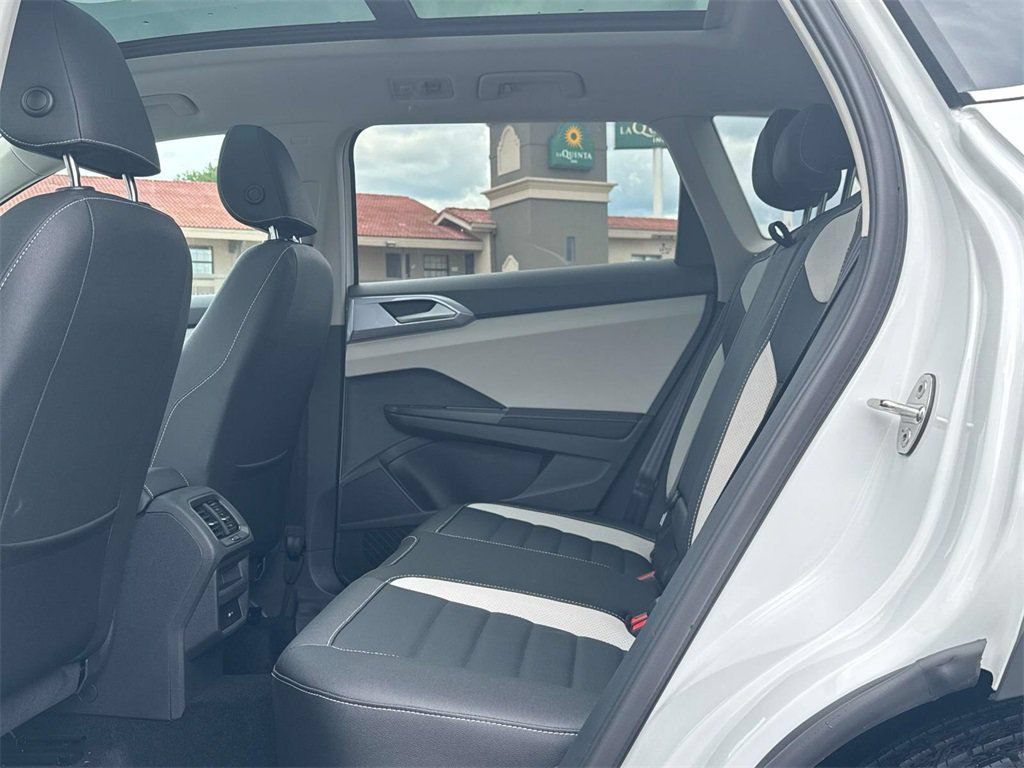 Used 2025 Volkswagen Taos SEL AWD/4WD image 27