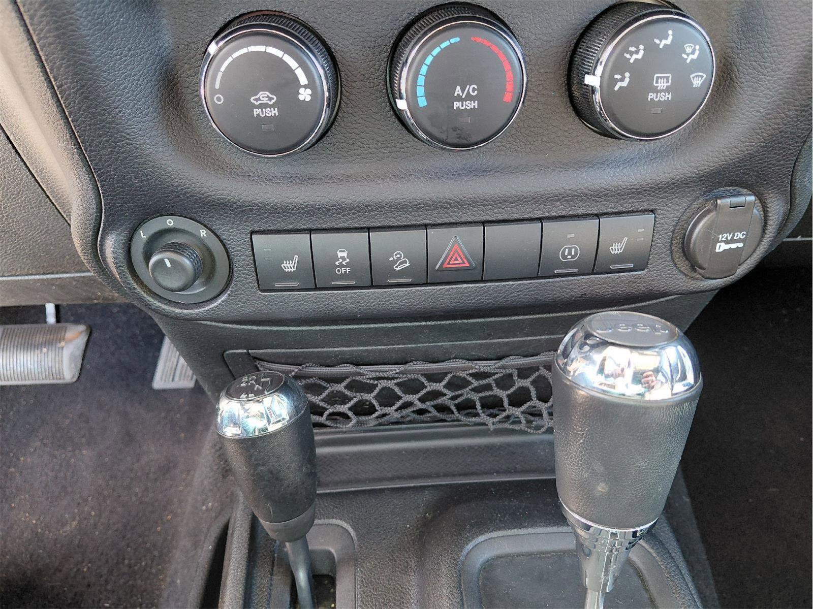 Used 2015 Jeep Wrangler Unlimited Rubicon w/ Connectivity Group image 29