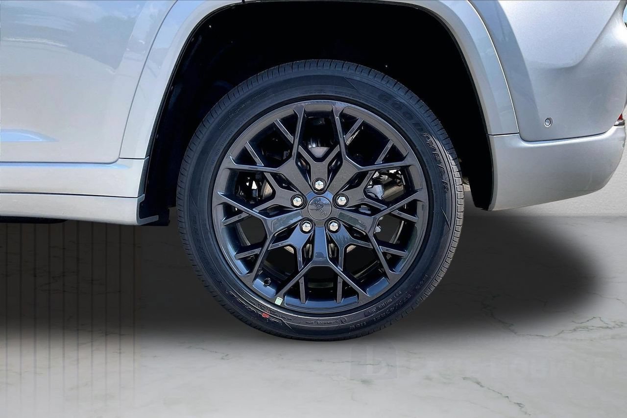 New 2026 Jeep Grand Cherokee Summit w/ Obsidian Package AWD/4WD image 34