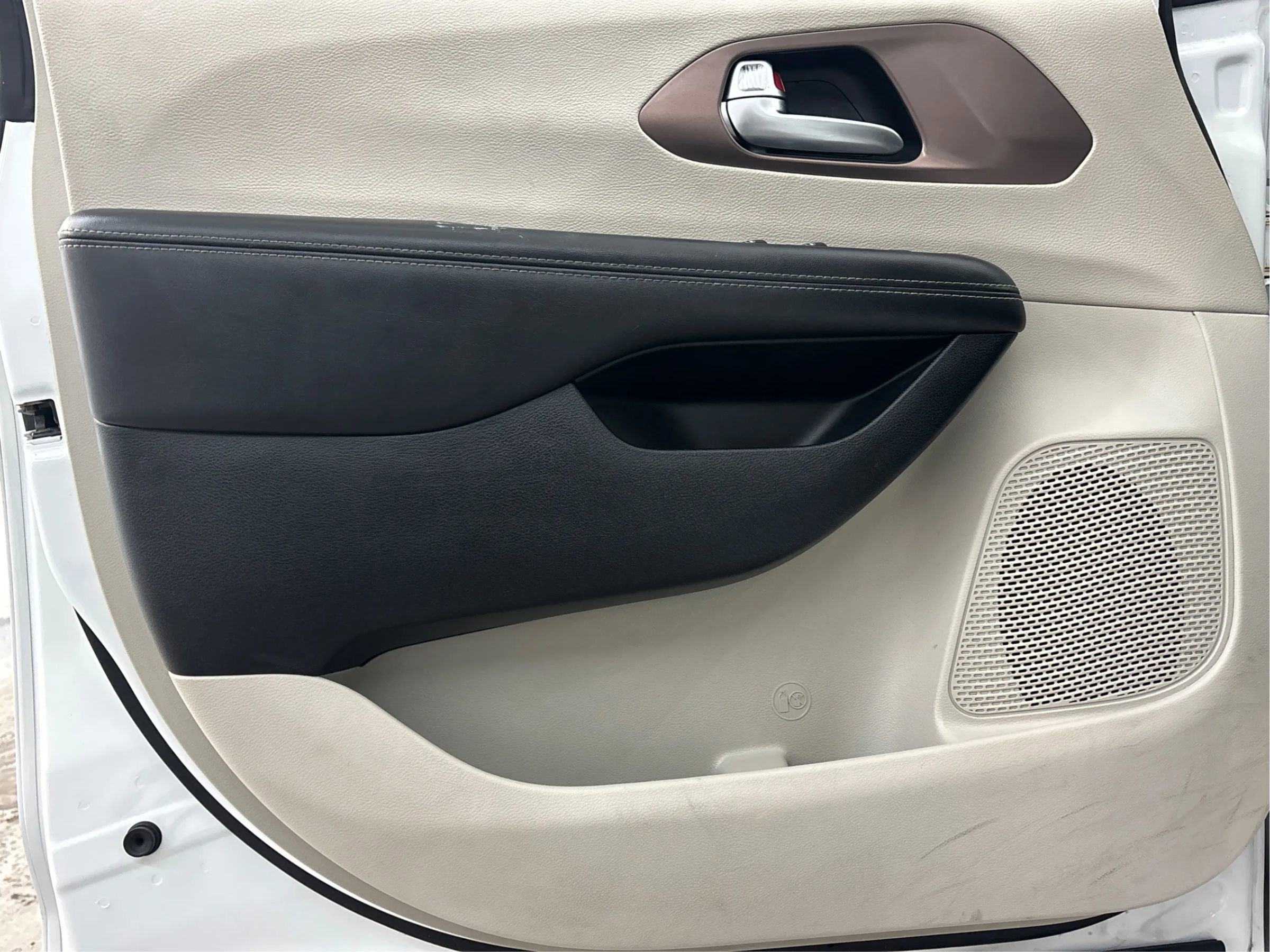 Used 2023 Chrysler Voyager LX image 26