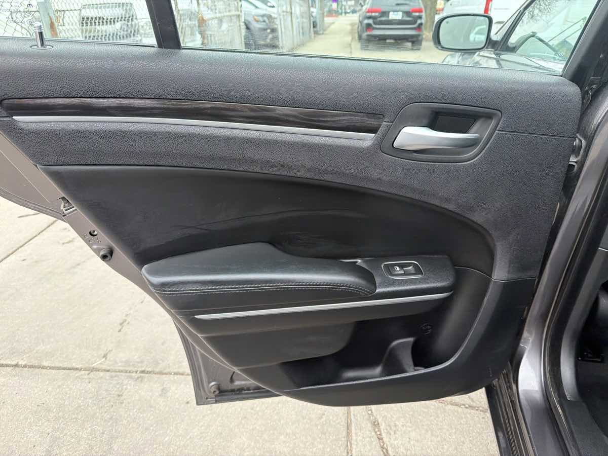 Used 2015 Chrysler 300 Limited w/ Driver Convenience Group image 15