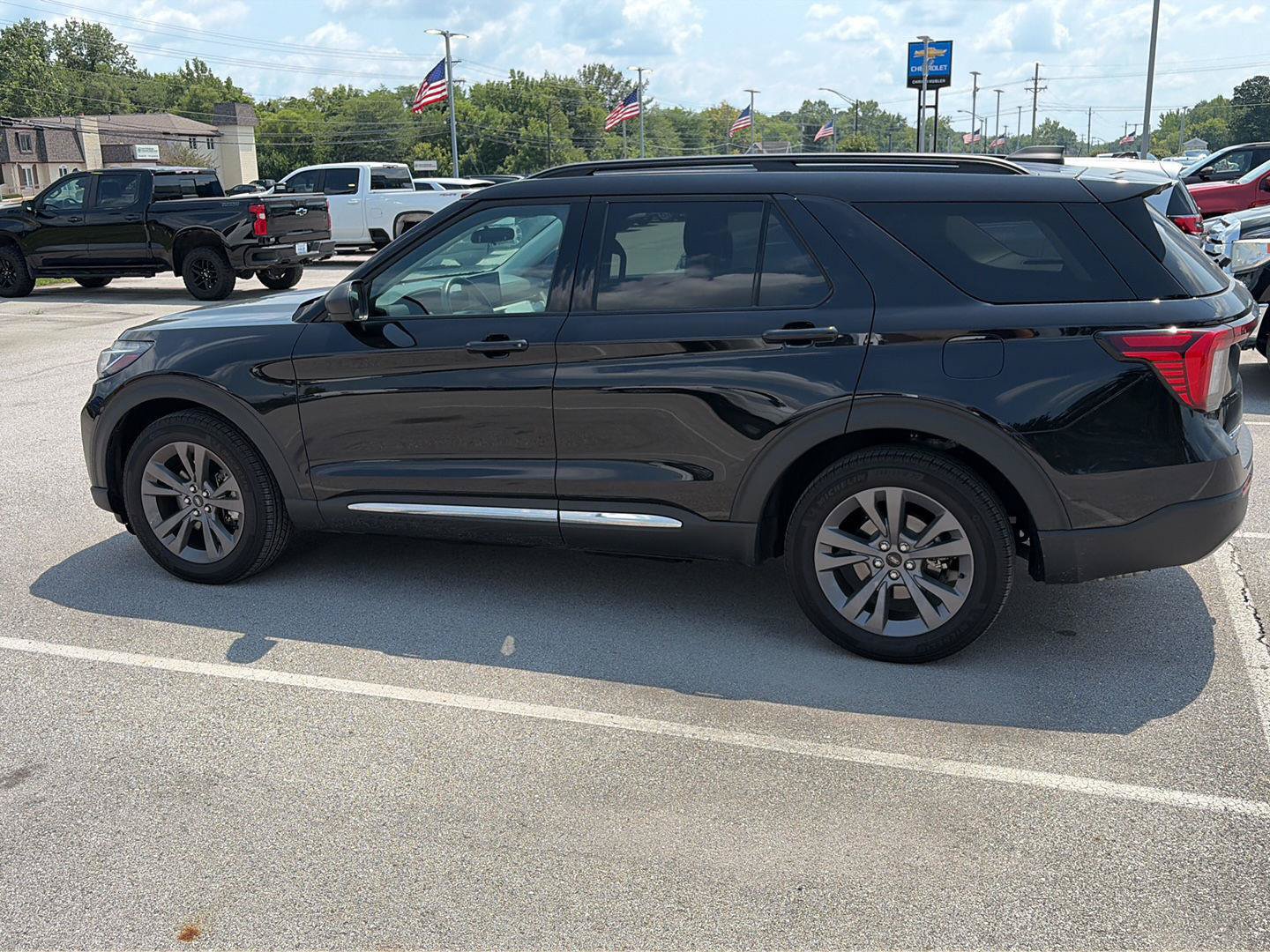 Used 2025 Ford Explorer Active w/ Active Comfort Package AWD/4WD image 2