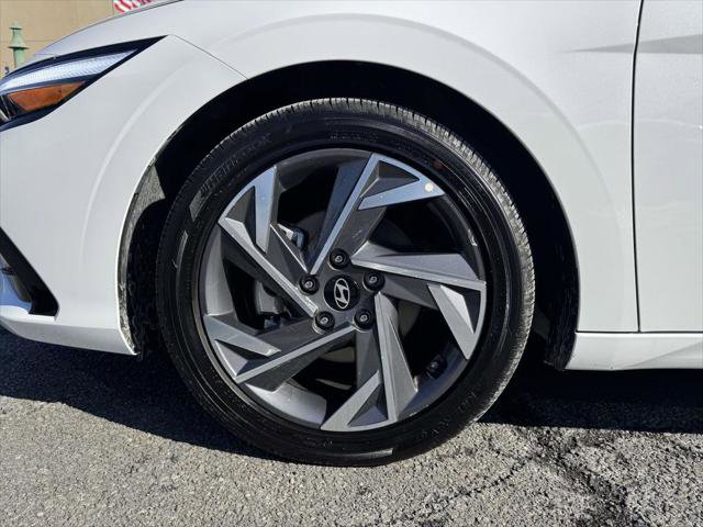 Certified 2025 Hyundai Elantra SEL FWD image 8