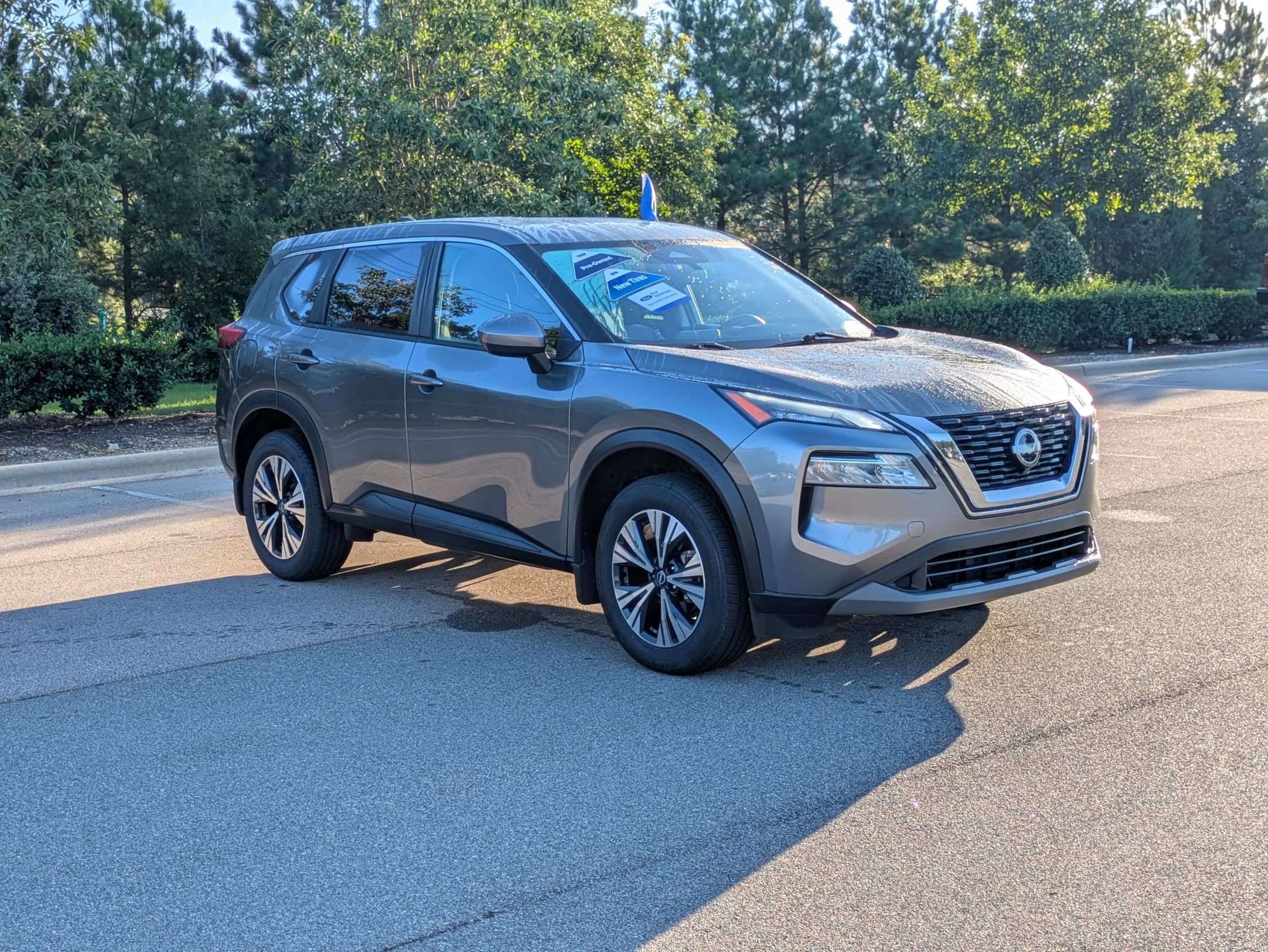 Used 2023 Nissan Rogue SV FWD image 1