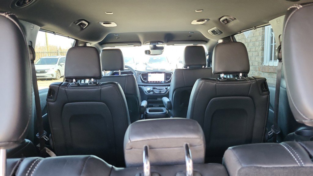 Used 2025 Chrysler Pacifica Select image 12
