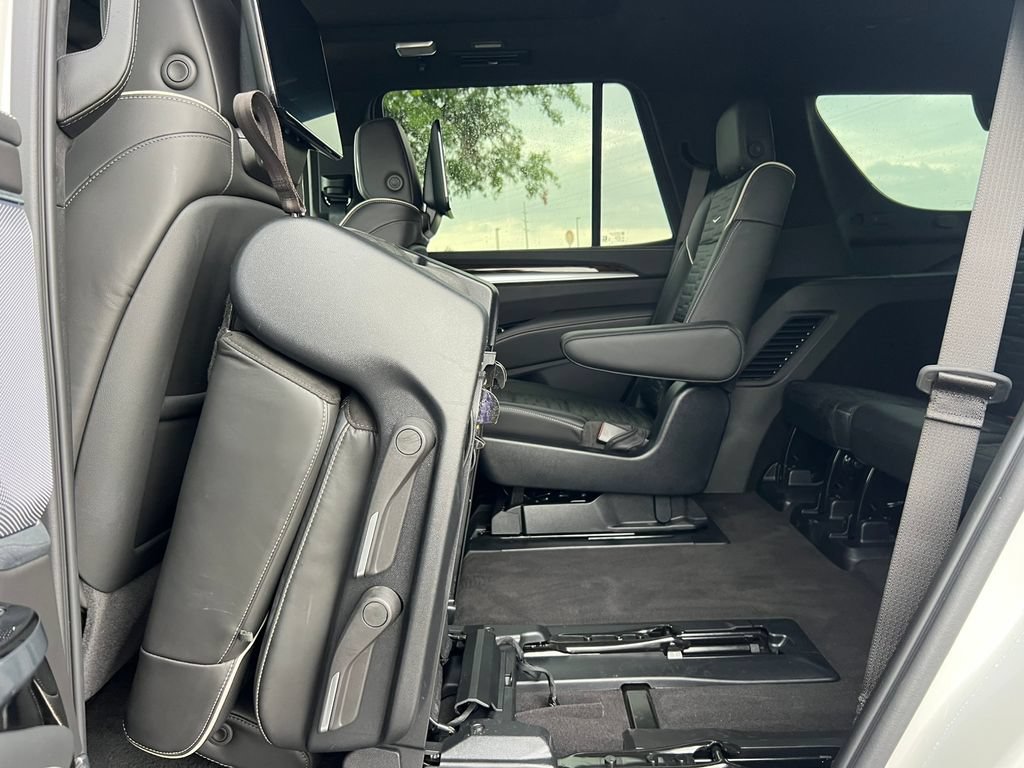 Used 2025 Cadillac Escalade Sport Platinum w/ LPO, ONYX Package AWD/4WD image 6