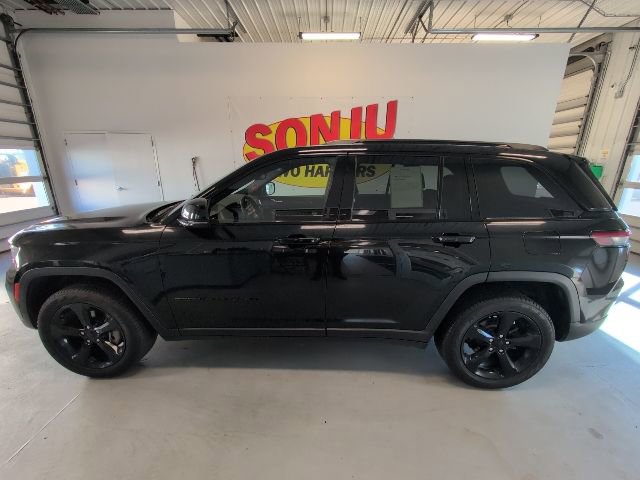 Used 2023 Jeep Grand Cherokee Altitude image 2