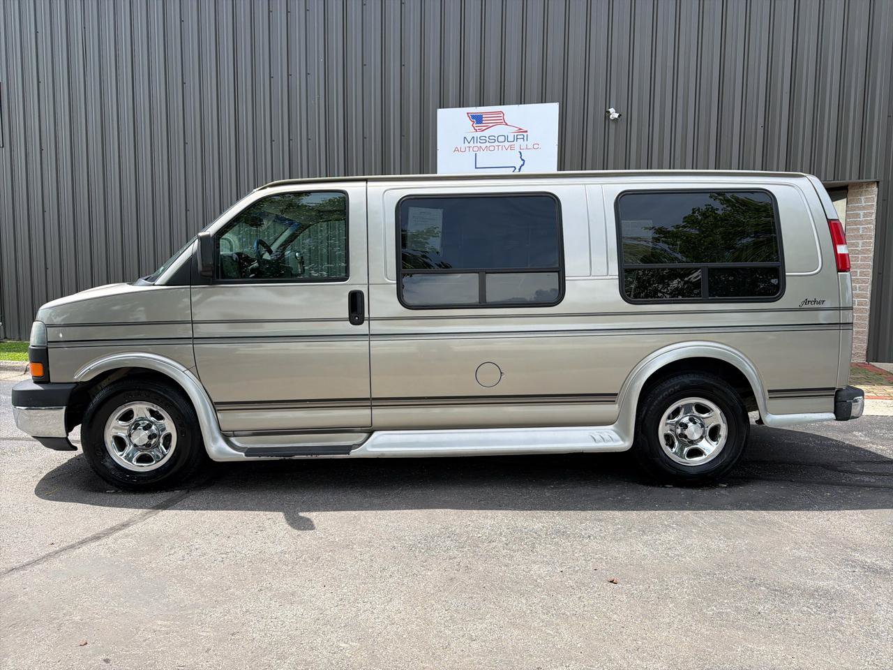 Used 2003 GMC Savana 1500 w/ Preferred Equipment Group 3 RWD image 2