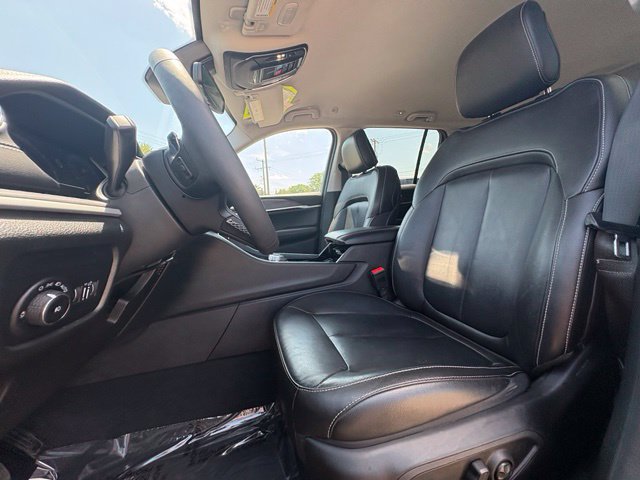 Used 2023 Jeep Grand Cherokee Limited w/ Black Appearance Package AWD/4WD image 18