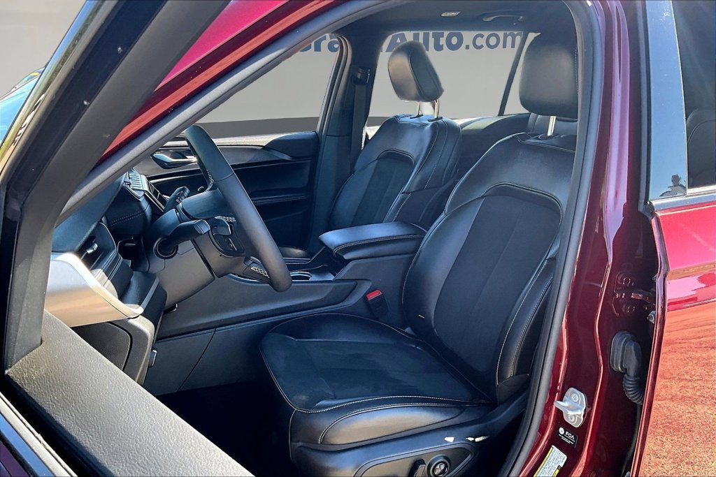 Used 2025 Jeep Grand Cherokee L Laredo AWD/4WD image 25