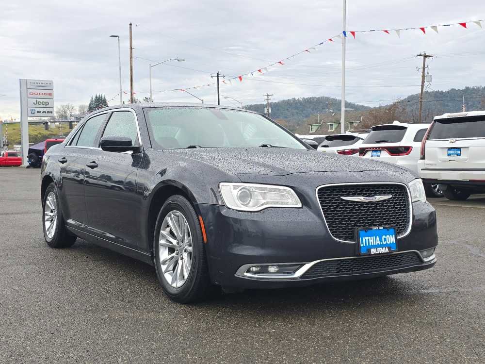 Used 2019 Chrysler 300 Touring w/ Driver Convenience Group image 7