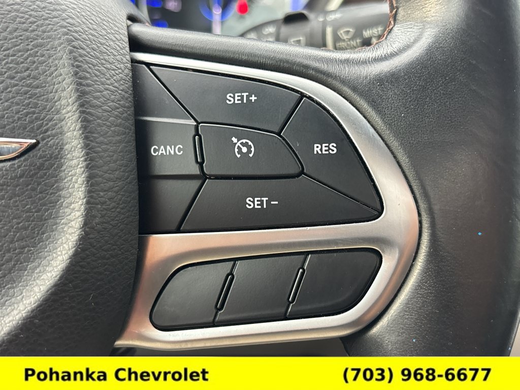 Used 2018 Chrysler Pacifica Touring-L w/ Tire & Wheel Group FWD image 13