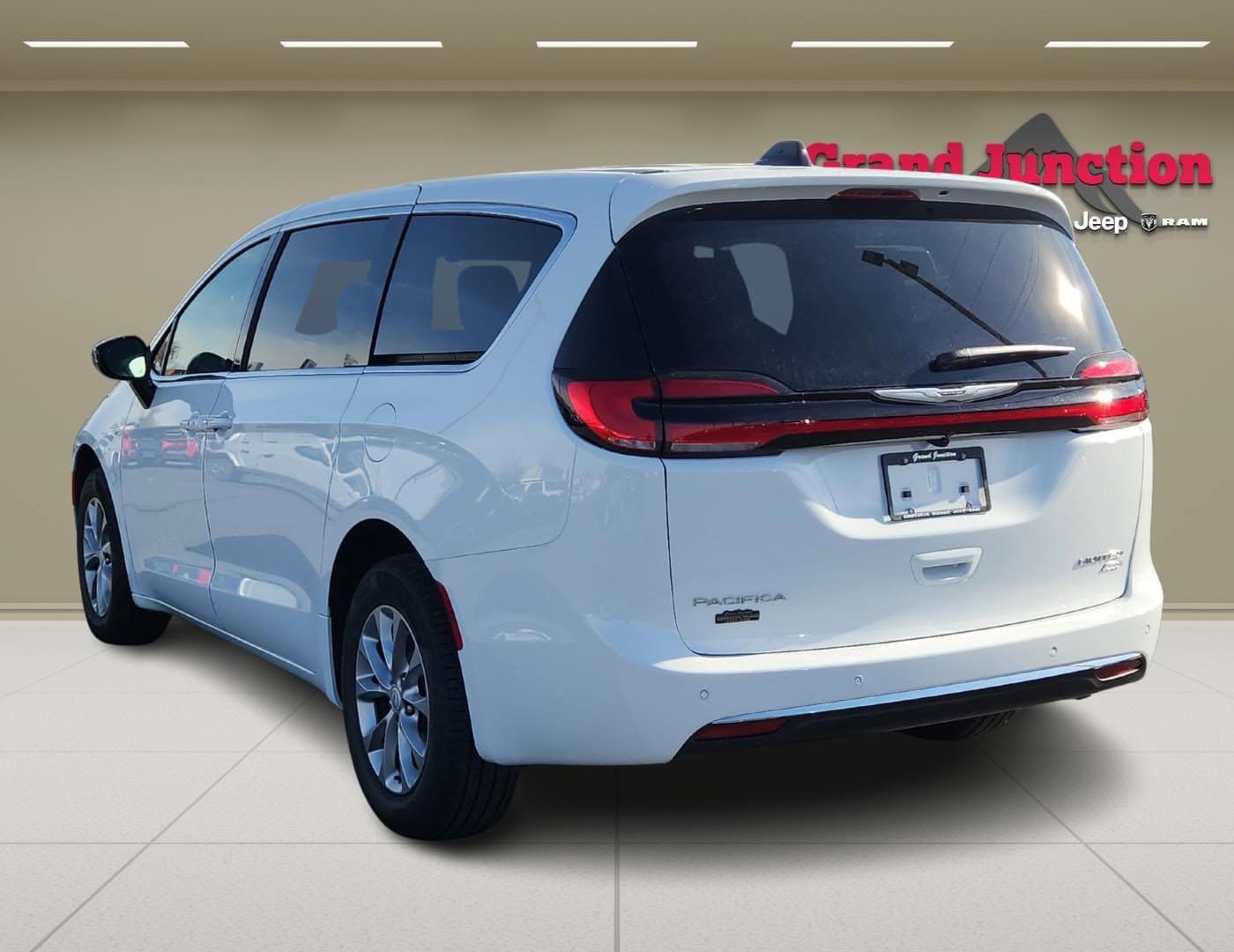 New 2026 Chrysler Pacifica Limited AWD/4WD image 5