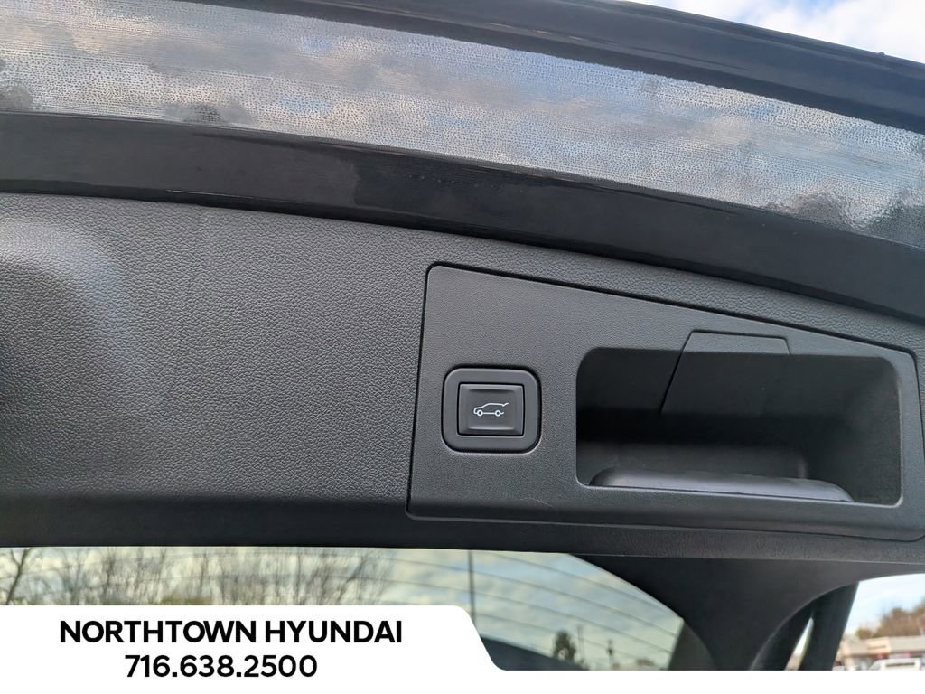 Used 2025 Cadillac XT4 Premium Luxury image 40