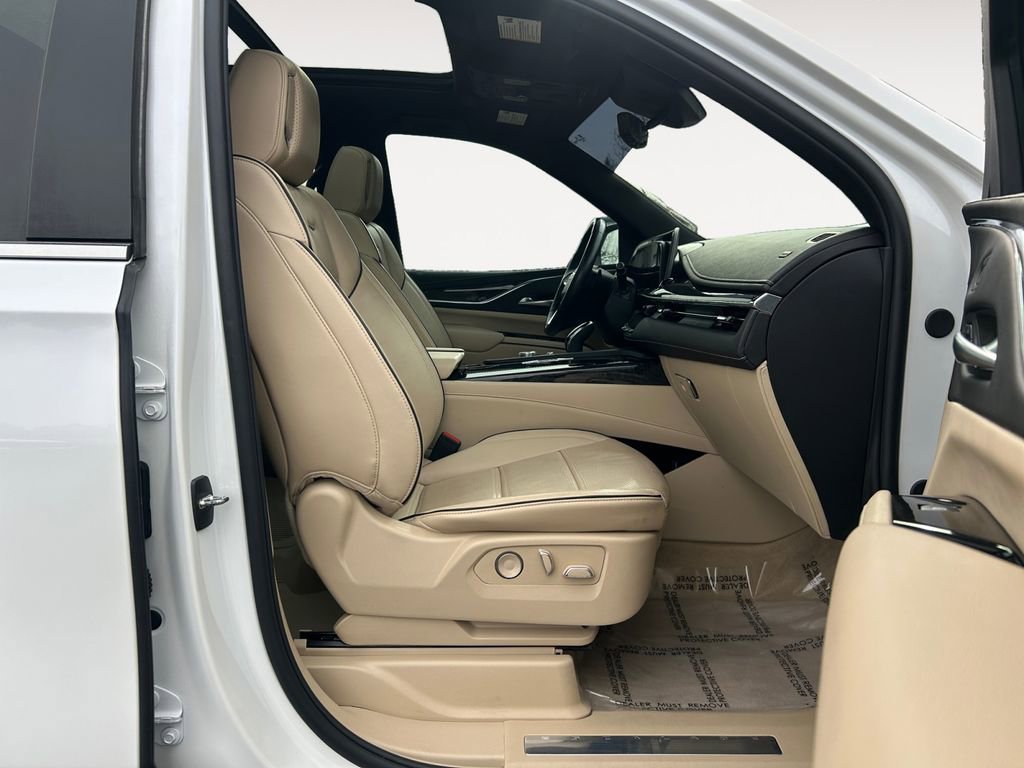Used 2024 Cadillac Escalade Premium Luxury AWD/4WD image 11