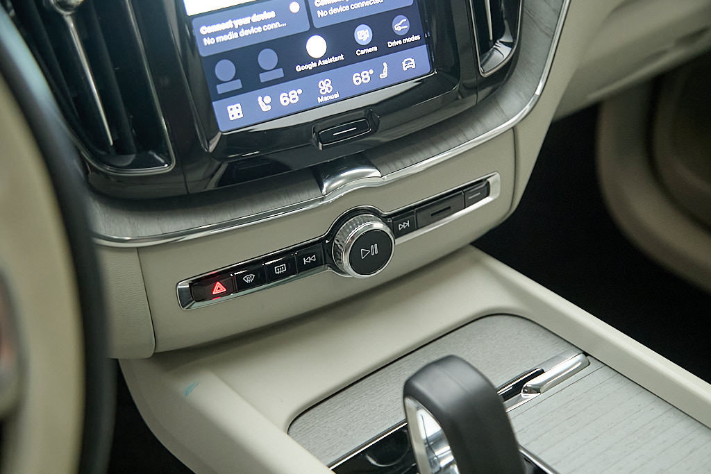 Certified 2025 Volvo XC60 T8 Plus w/ Protection Package Premier AWD/4WD image 16