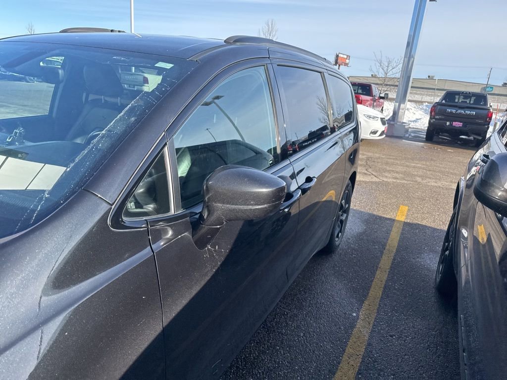 Used 2018 Chrysler Pacifica Touring-L Plus w/ S Appearance Package image 4