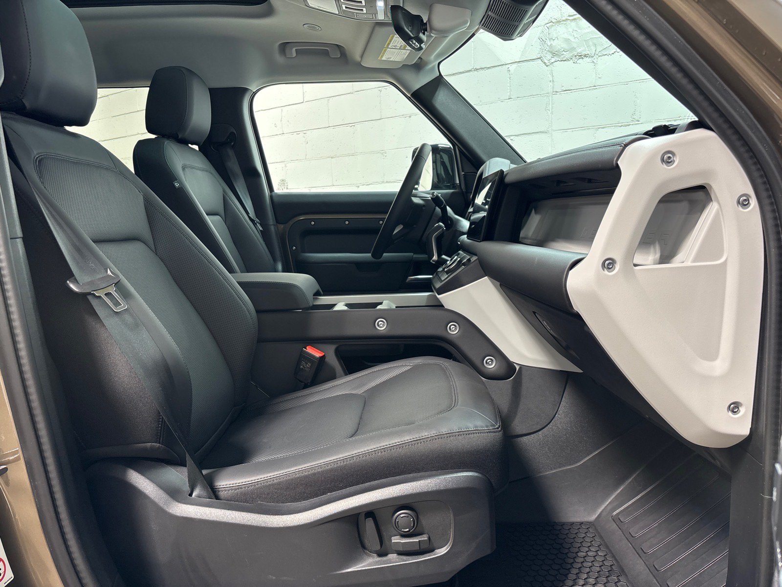 New 2025 Land Rover Defender 110 S AWD/4WD image 32