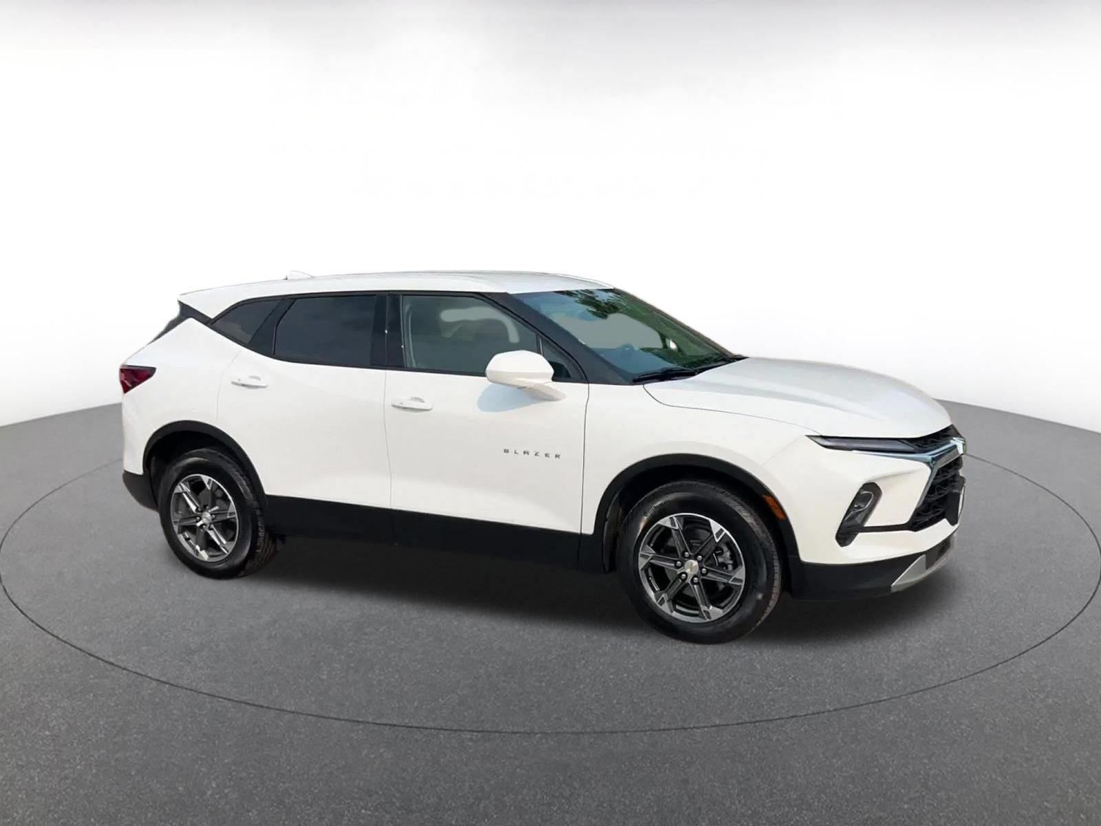 Used 2025 Chevrolet Blazer LT FWD image 2