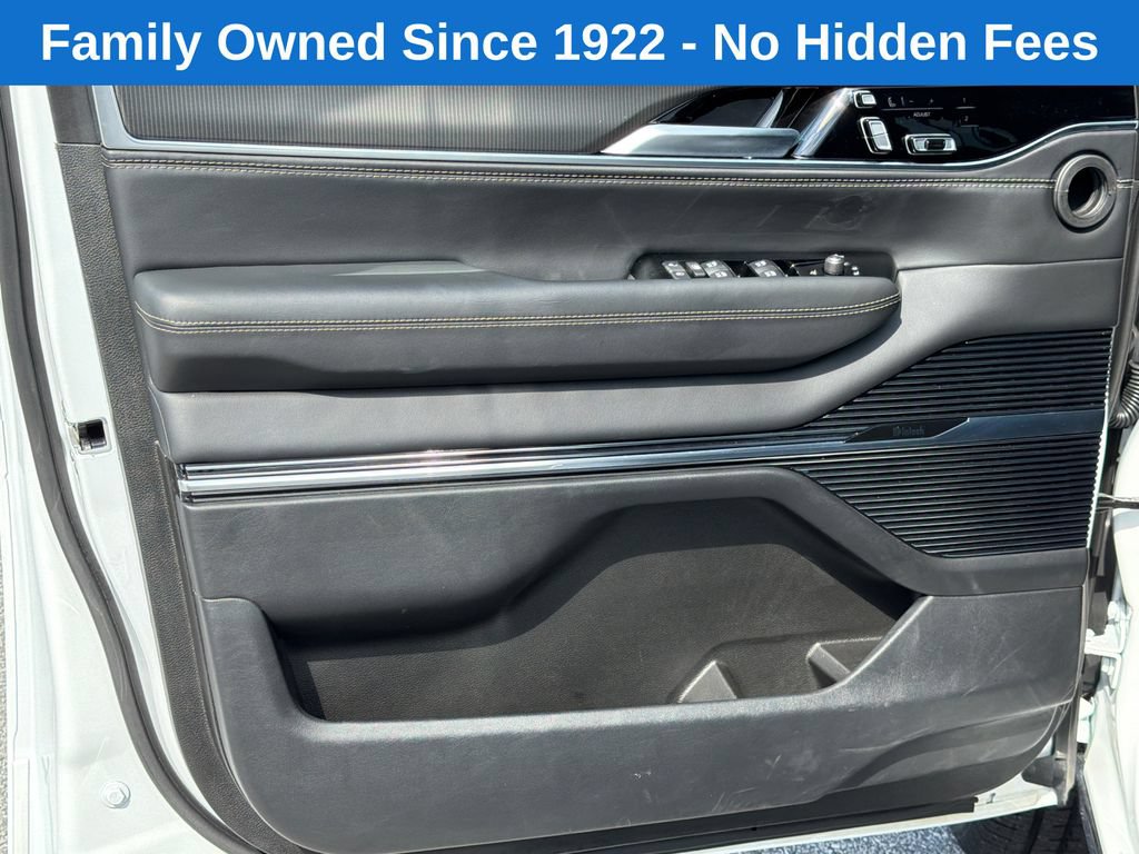 Used 2025 Jeep Grand Wagoneer L Series II Obsidian w/ Quick Order Packagew 28T AWD/4WD image 10