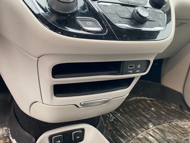 Used 2019 Chrysler Pacifica Limited image 7