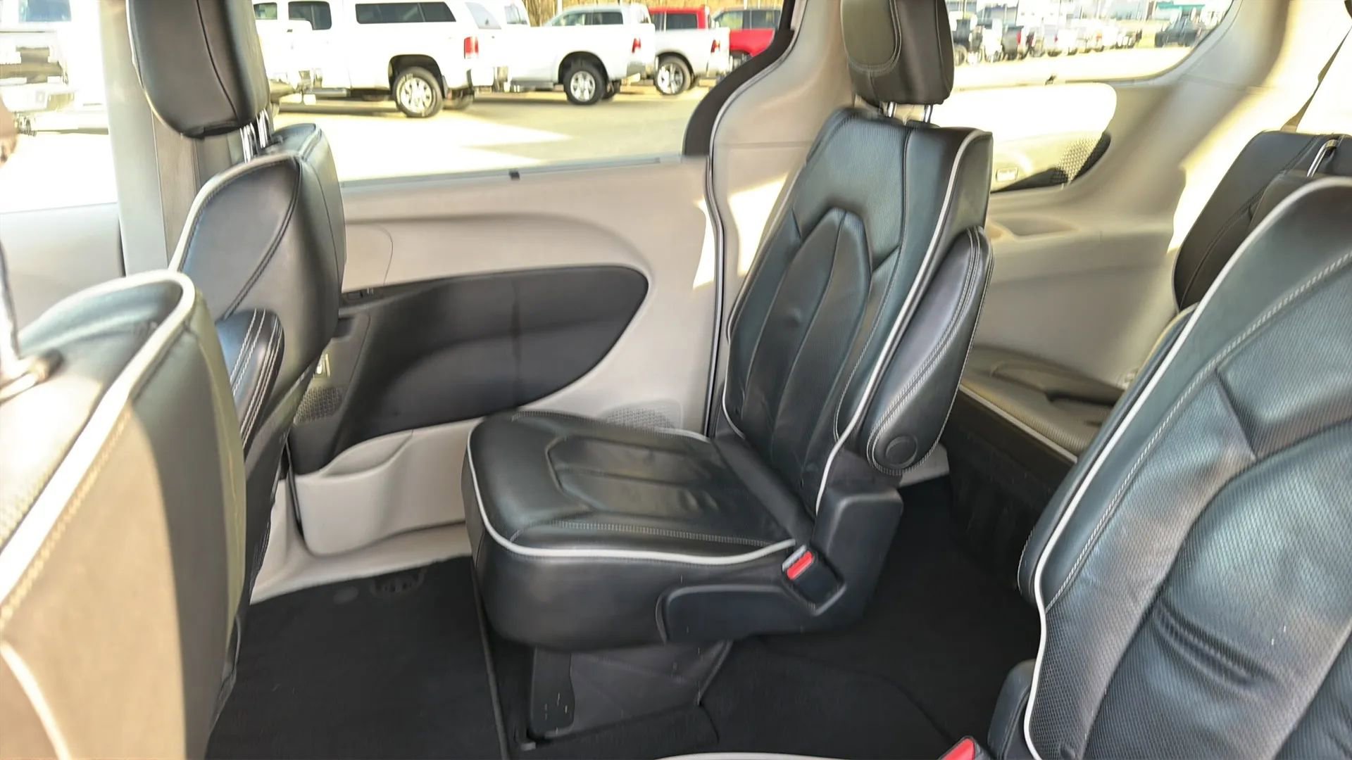 Used 2022 Chrysler Pacifica Limited image 37