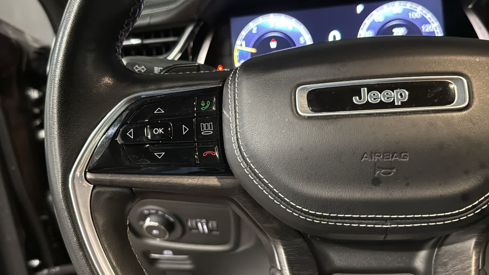 Used 2022 Jeep Grand Cherokee Overland AWD/4WD image 12