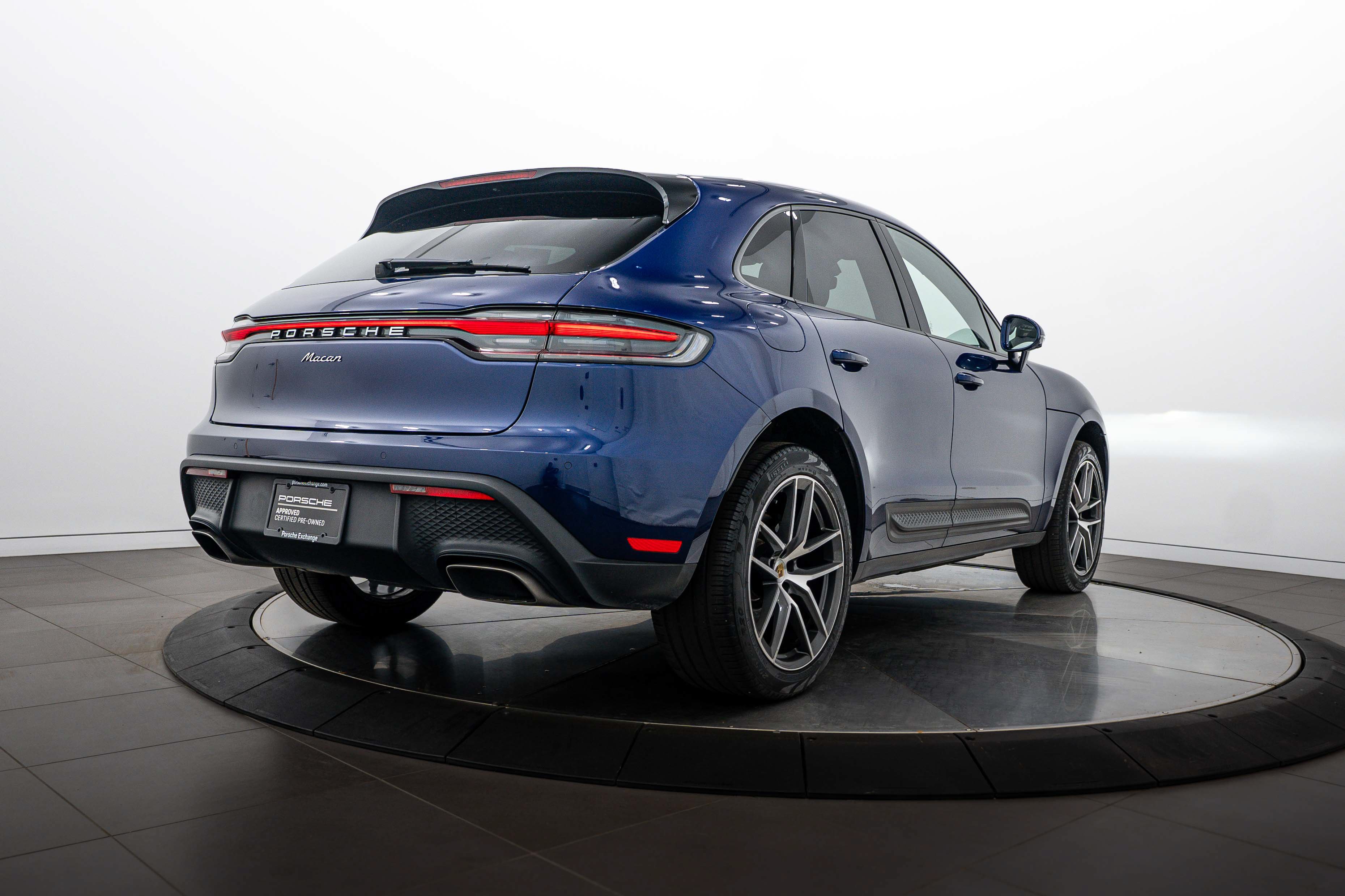 Certified 2024 Porsche Macan AWD/4WD image 7