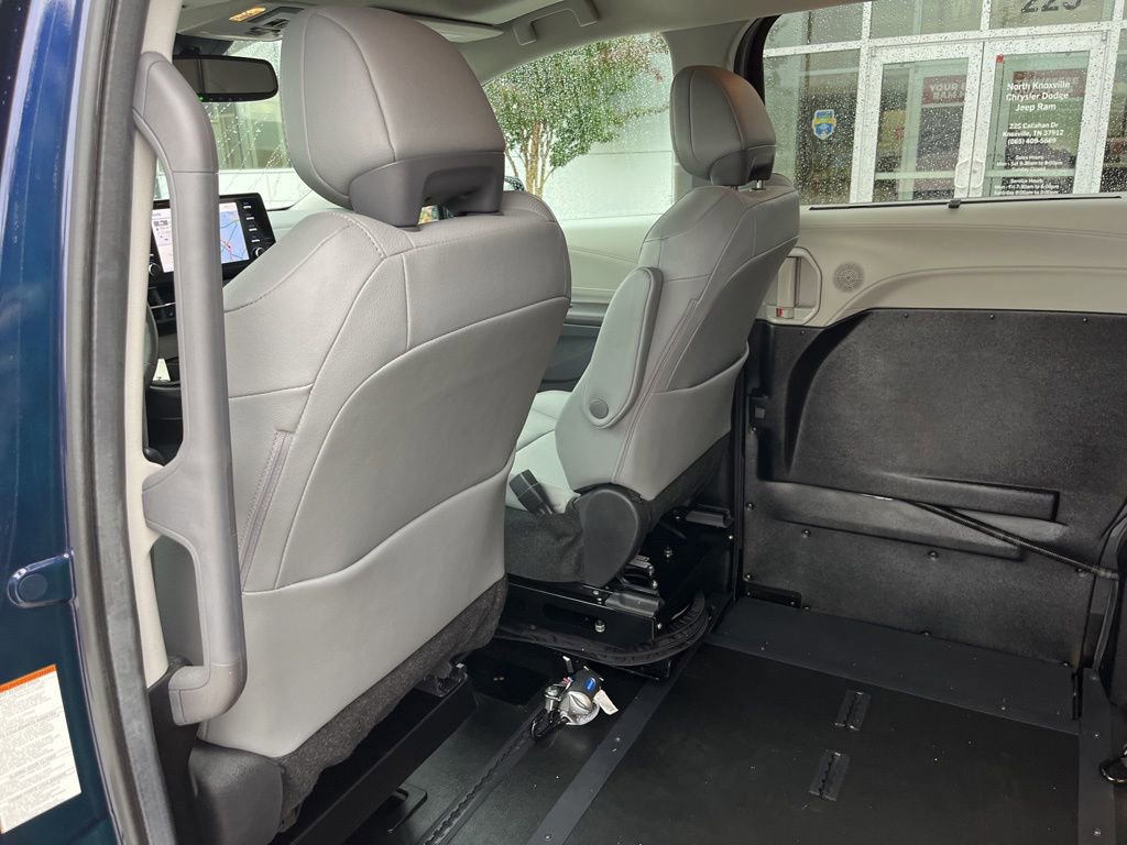 Used 2024 Toyota Sienna XLE w/ XLE Plus Package FWD image 16