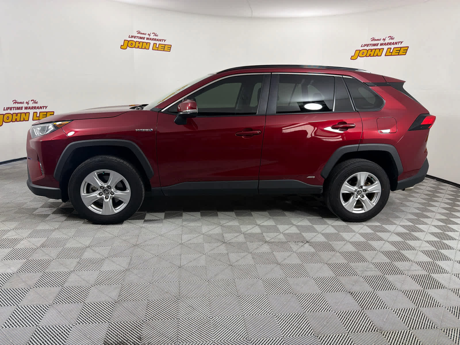 Used 2021 Toyota RAV4 XLE image 2
