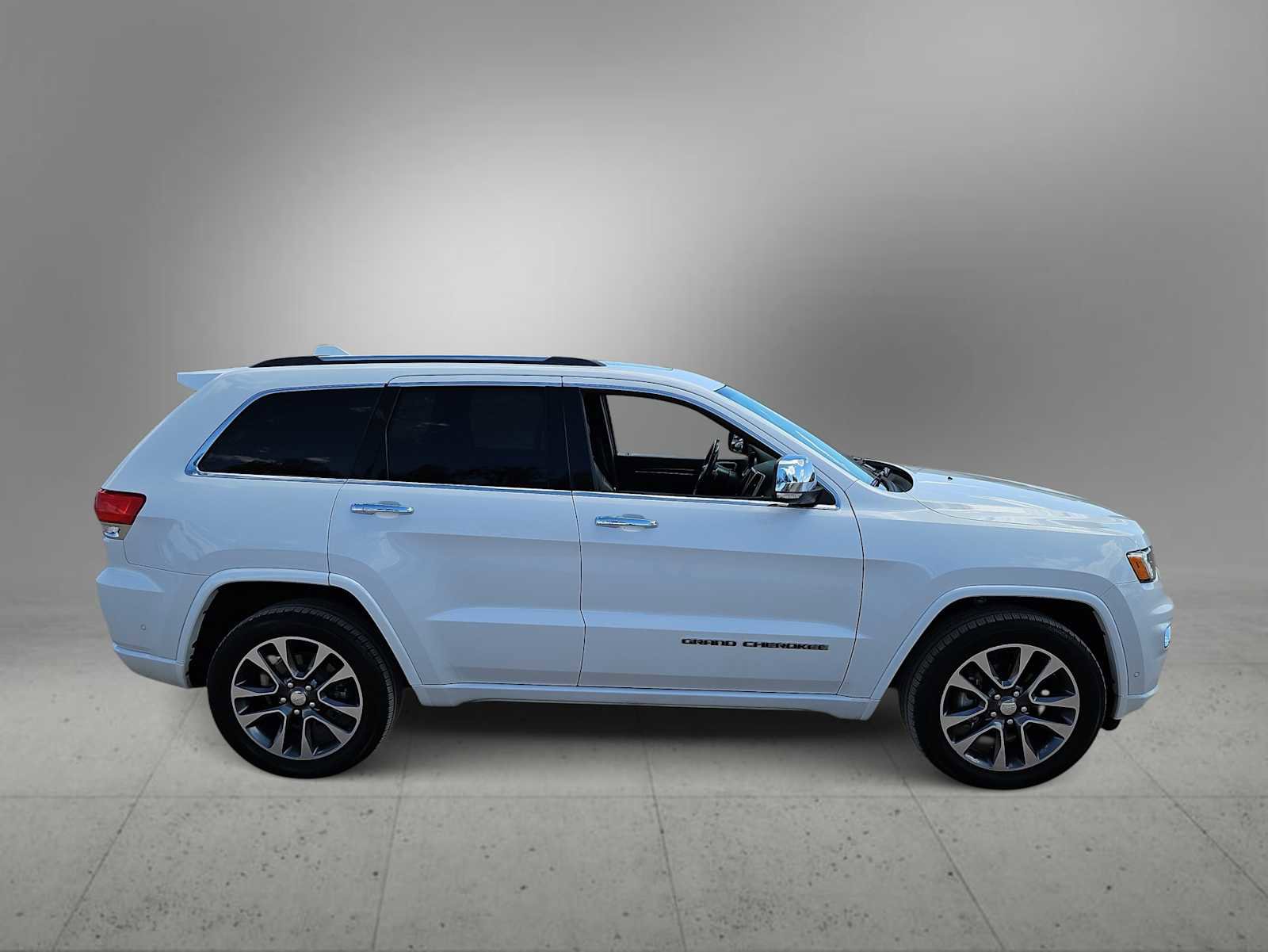 Used 2017 Jeep Grand Cherokee Overland w/ Jeep Active Safety Group RWD image 9