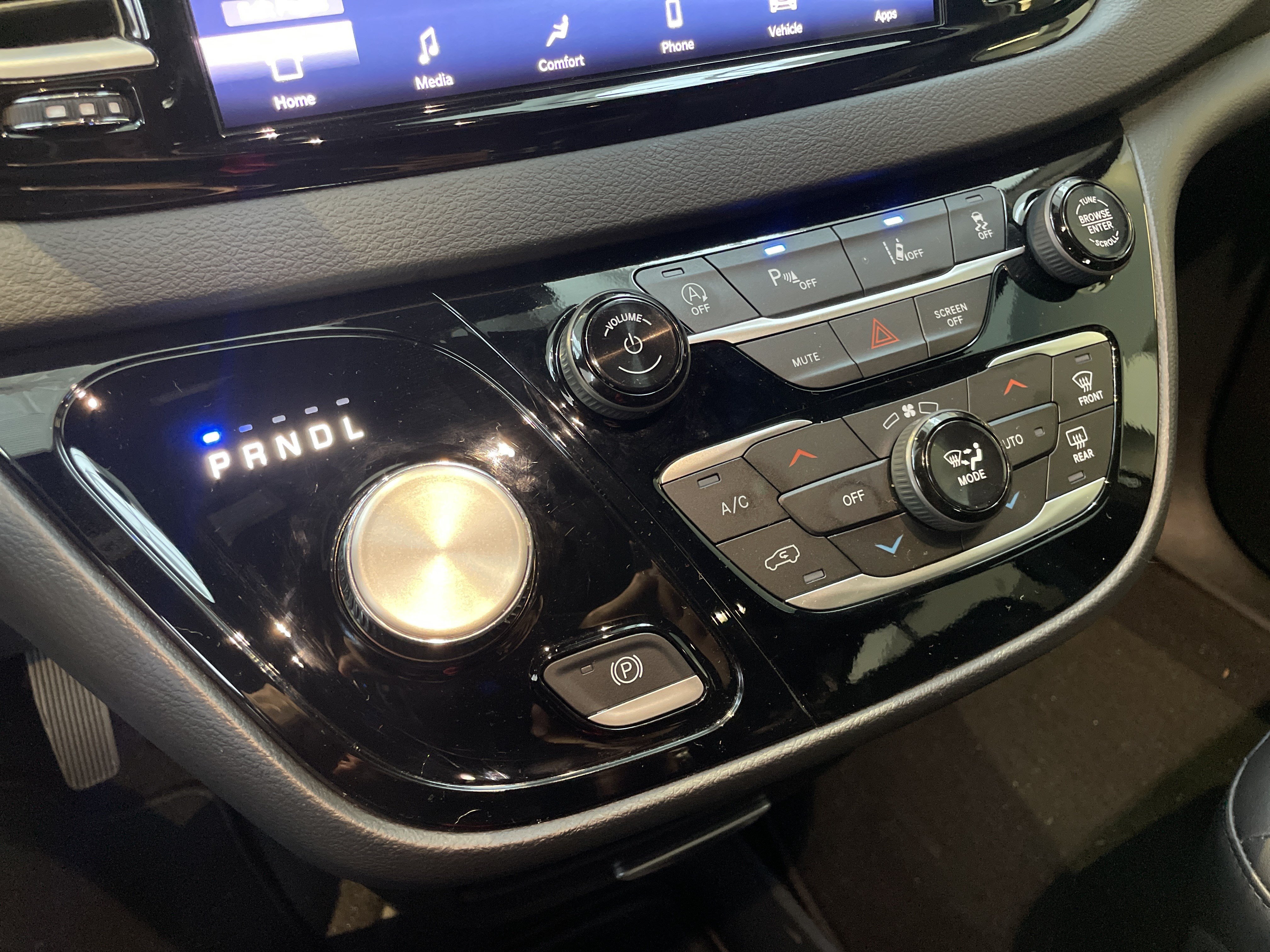 Used 2025 Chrysler Voyager LX FWD image 28