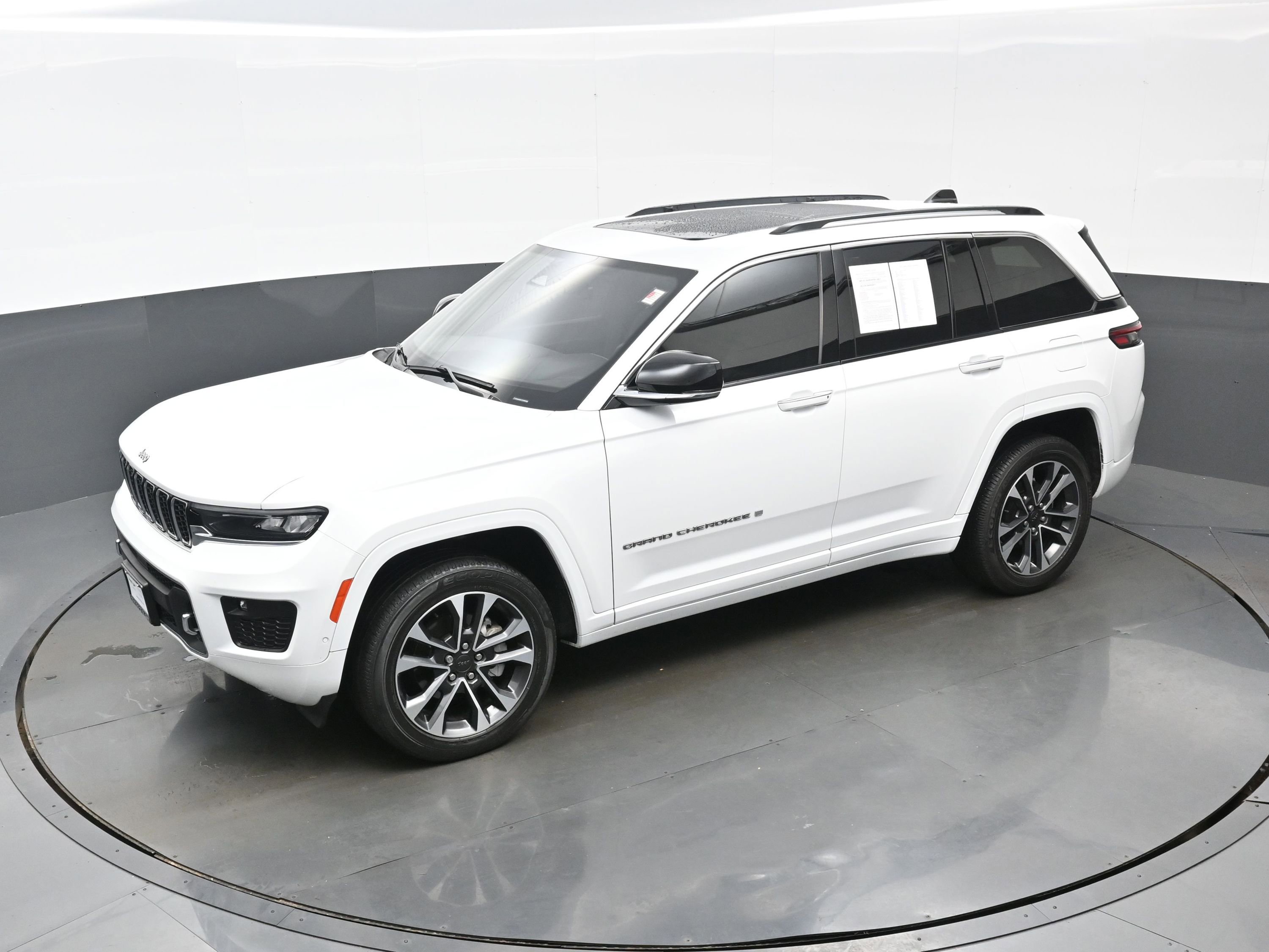Used 2023 Jeep Grand Cherokee Overland AWD/4WD image 30