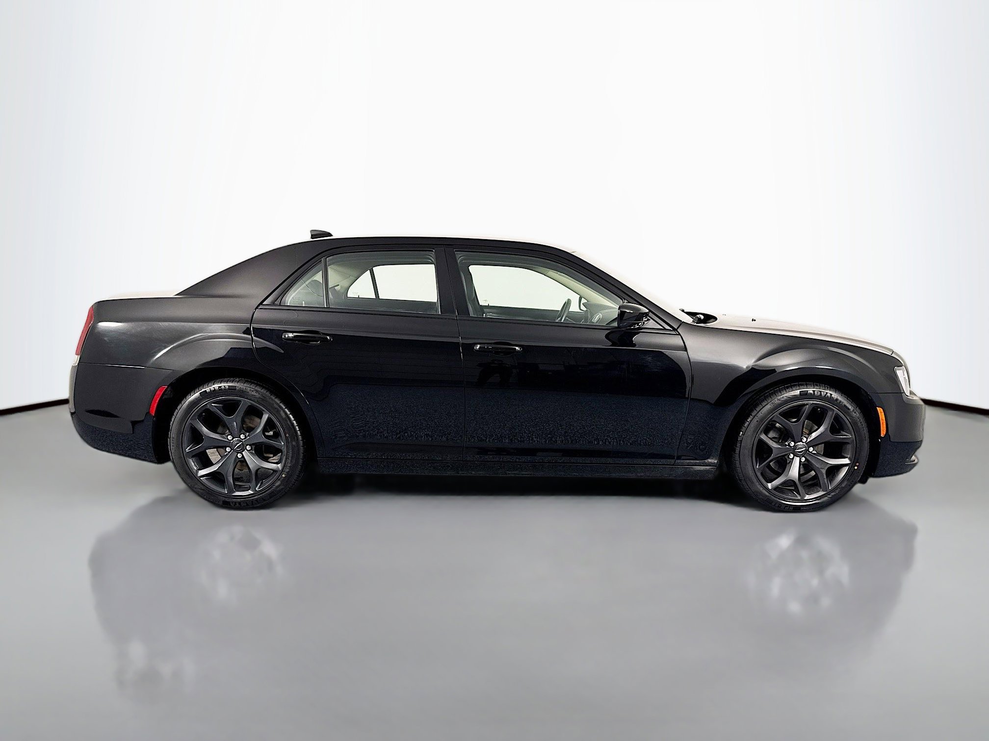 Used 2021 Chrysler 300 Touring w/ Sport Appearance Package RWD image 4