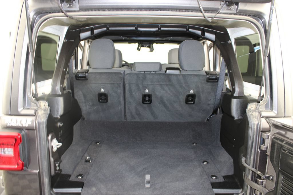 Used 2025 Jeep Wrangler Unlimited Sahara AWD/4WD image 17