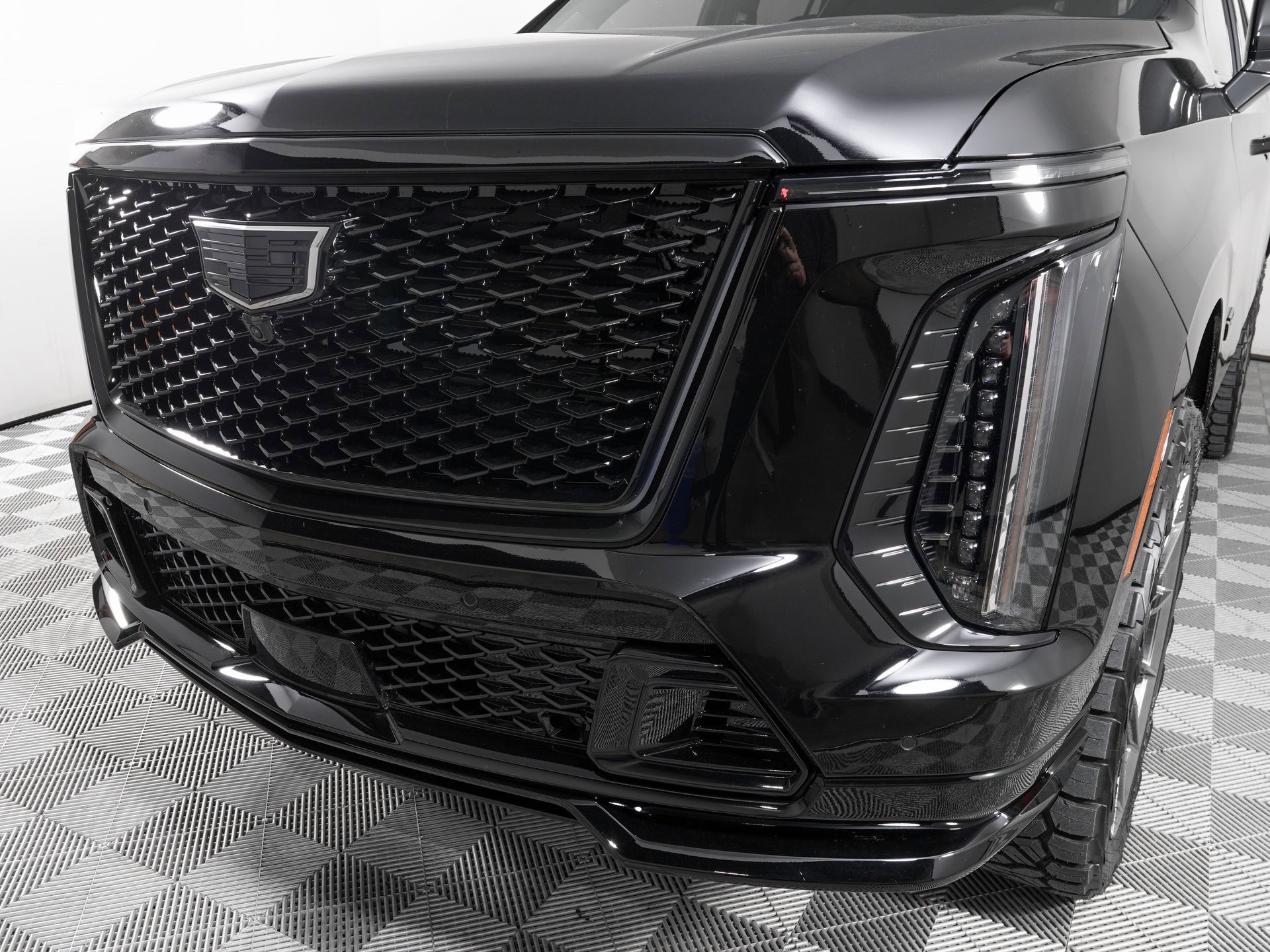 Used 2025 Cadillac Escalade V w/ LPO, ONYX Package image 35