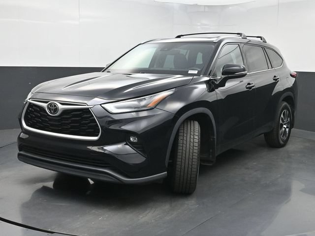 Used 2022 Toyota Highlander XLE AWD/4WD image 5