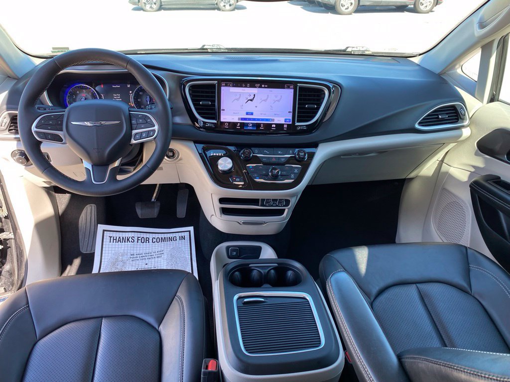 Used 2024 Chrysler Pacifica Touring-L FWD image 28