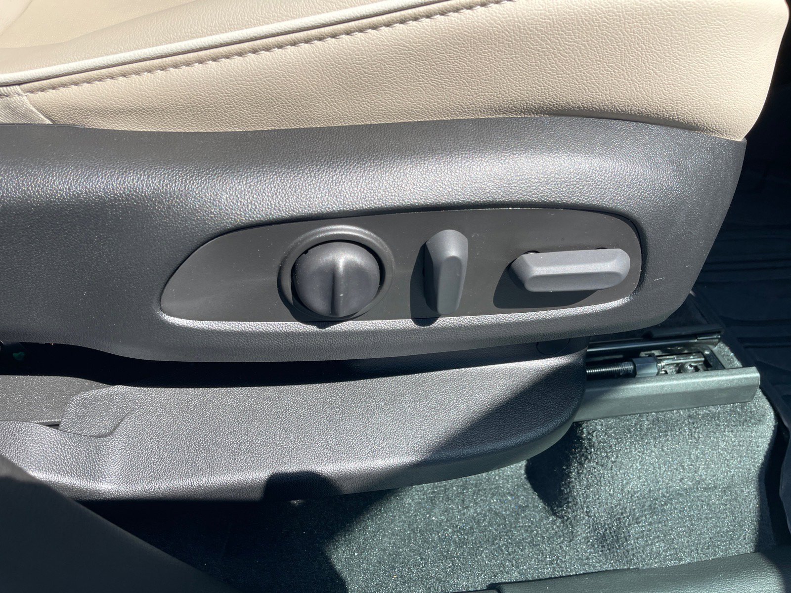 Used 2023 Chevrolet Traverse Premier FWD image 17