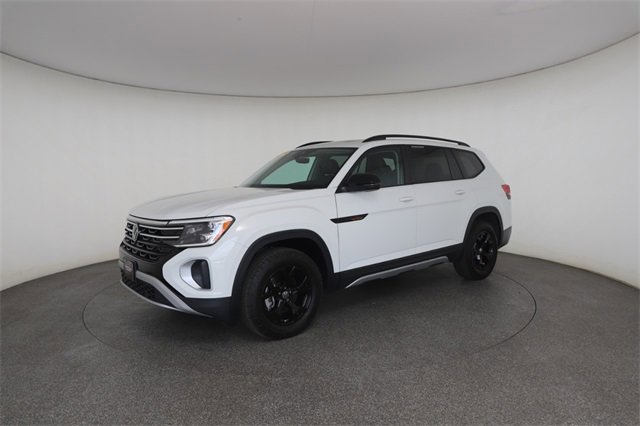 Used 2025 Volkswagen Atlas Peak Edition SE image 4