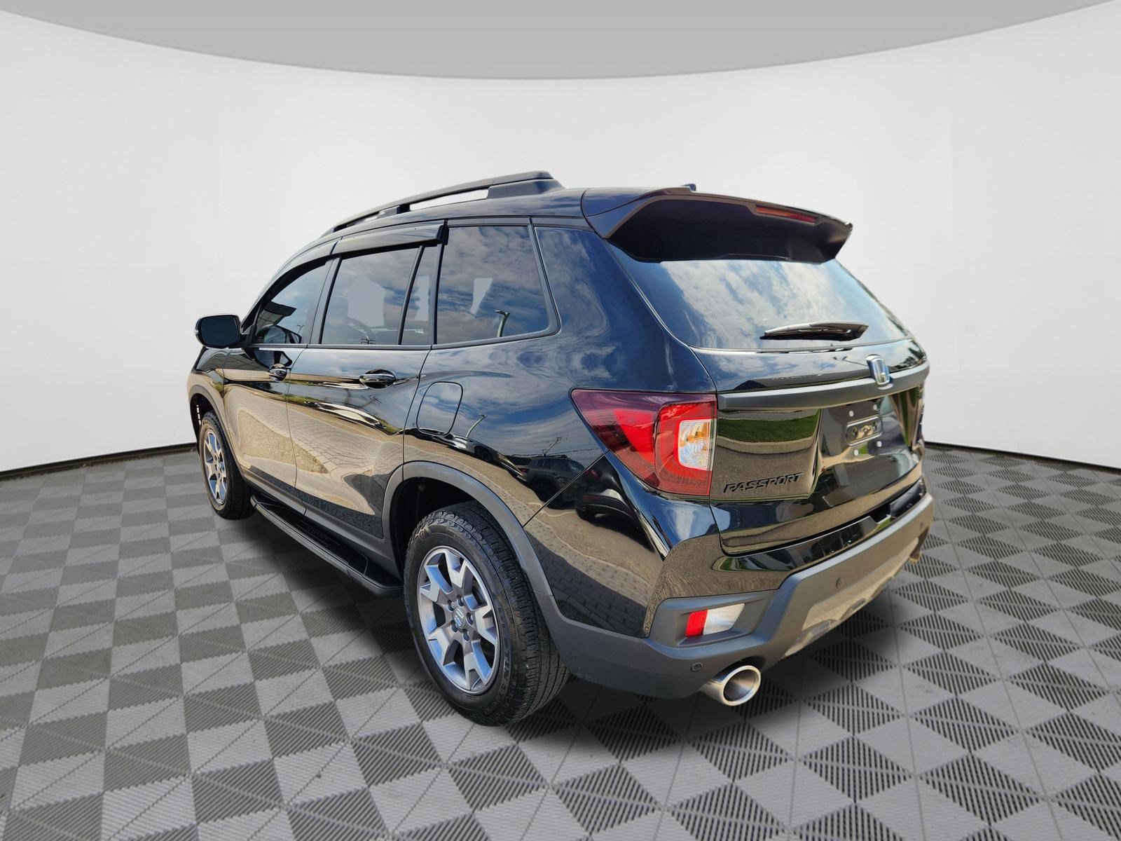 Used 2023 Honda Passport TrailSport image 3