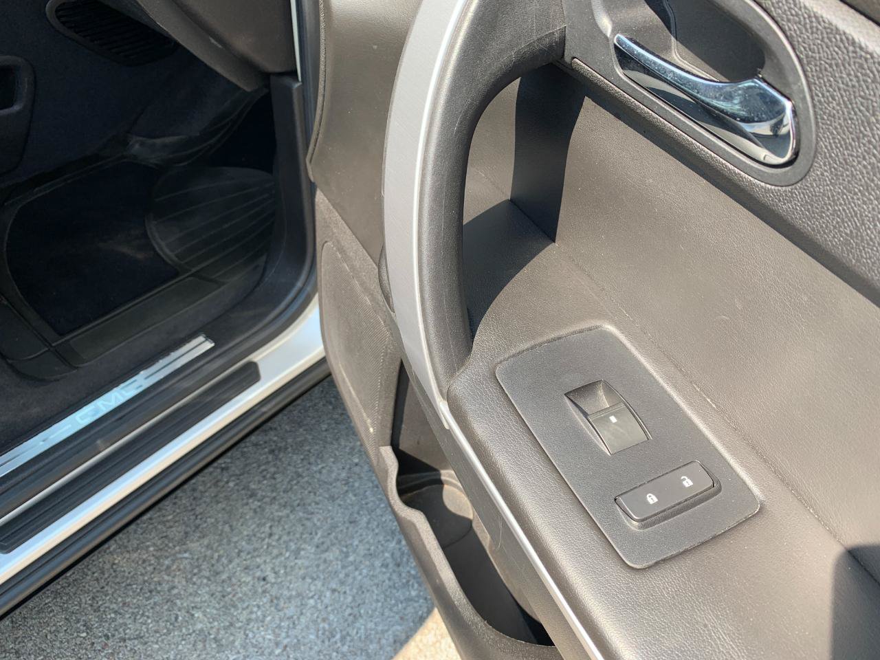Used 2009 GMC Acadia SLE FWD image 34